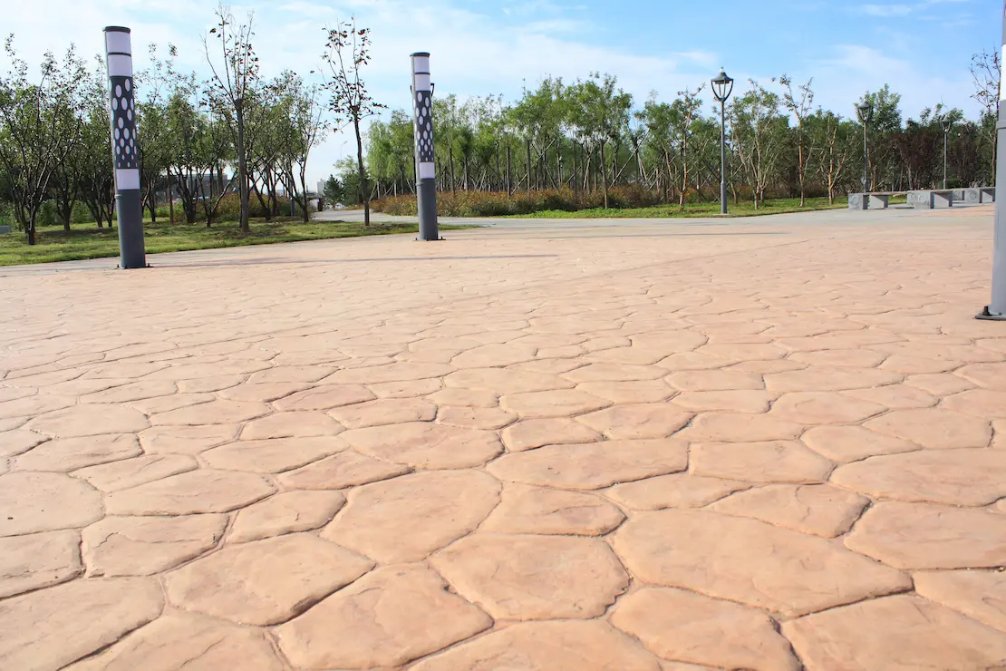 Zona de relajación de una universidad con pavimento de hormigón estampado. Zona de relajación de una universidad con pavimento de hormigón estampado.